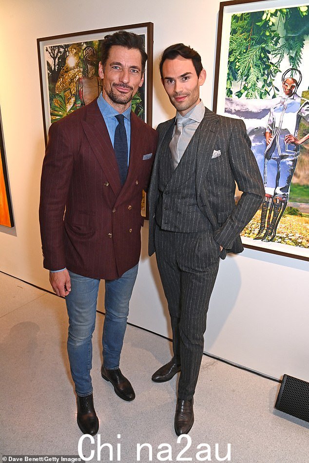 Two 的陪伴:大卫与切尔西球星 Mark-Francis Vandelli 合影留念