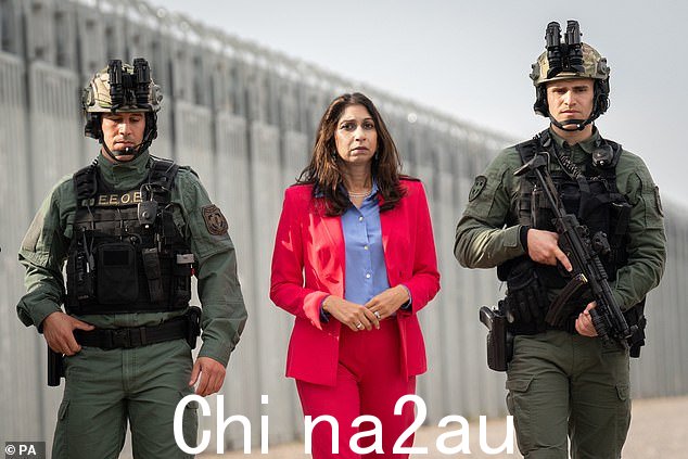 分享苏纳克先生的帖子,他在推文中称这种示威活动是“挑衅性和不尊重的”,他在推特上写道:“我同意总理的观点。在伦敦举行仇恨游行来亵渎停战日是完全不可接受的。'