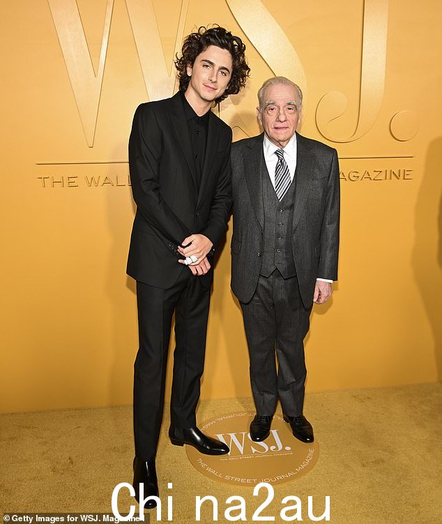 单独抵达:凯莉的男友,27 岁的蒂莫西·查拉梅 (Timothée Chalamet) 单独抵达活动现场。他在那里向 80 岁的传奇导演马丁·斯科塞斯 (Martin Scorsese) 颁发创新者奖,以表彰他的贡献电影创新