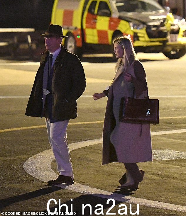 Farage 将获得高达 150 万英镑的惊人报酬,这是该剧 21 年历史上迄今为止支付给名人的最高费用的三倍。图为:Farage 与 Georgia Toffolo
