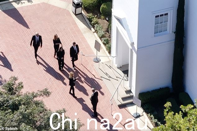 《老友记》的三位女性进入教堂参加周五马修·佩里的葬礼