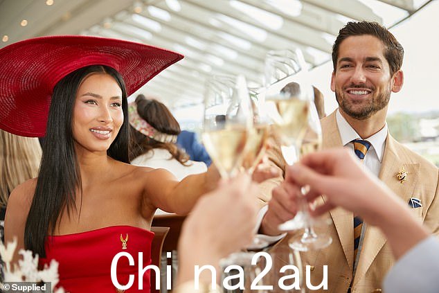 伊芙琳穿着火红色无肩带礼服,衬托出她迷人的曲线和完美无瑕的肌肤,让气温飙升