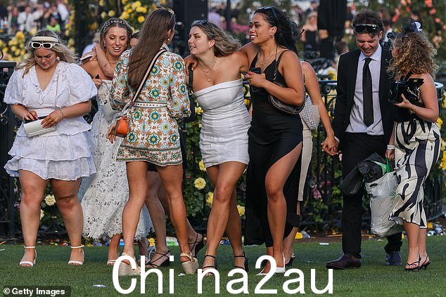 一群妇女在享受了一整天的乐趣和阳光后回家