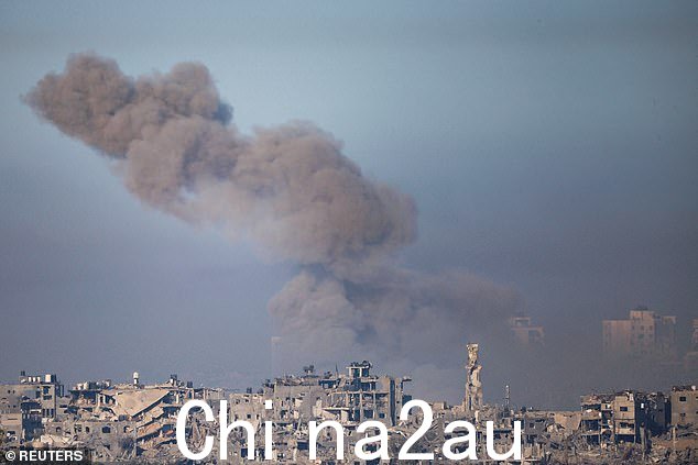 11 月 4 日,在以色列和巴勒斯坦组织哈马斯之间持续冲突中,从以色列南部看到的加沙升起的烟雾