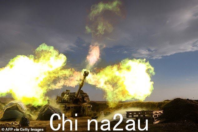 像哈马斯这样的恐怖组织得到伊朗的支持,以色列北部边境的冲突引发了人们对正在进行的战争爆发更广泛战火的担忧。图为:11 月 2 日,一支以色列炮兵部队在靠近黎巴嫩边境的戈兰高地举行的军事演习中开火