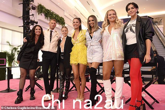 有趣:她和 Jenni Pulos、Fraser Olender、Aesha Scott、Scheana Shay、Daisy Kelliher 和 Katie Maloney 一起拍了一张照片