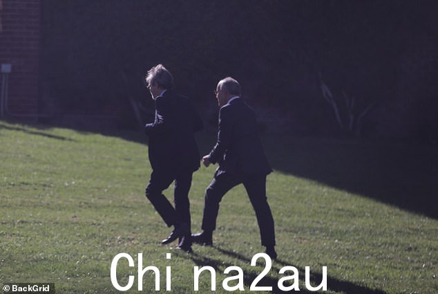 哀悼者于周五抵达洛杉矶举行的仪式