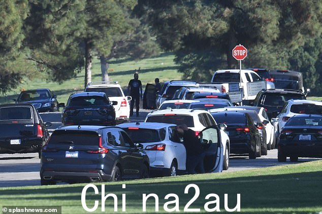 洛杉矶墓地外停着一长串汽车