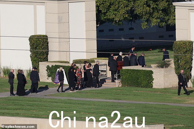 佩里的棺材在周五被抬进教堂