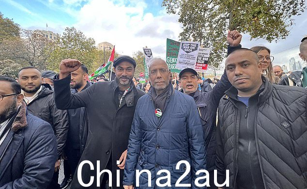 对工党领袖来说是不祥之兆,正当反对派在加沙问题上四分五裂时,卢特弗·拉赫曼(如图中)正在炫耀自己的肌肉