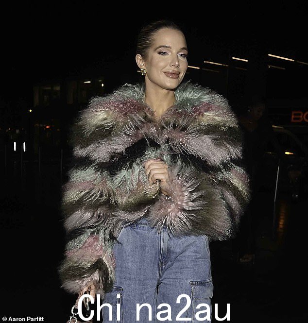 休闲风格:周五晚上海伦·弗拉纳根 (Helen Flanagan) 出门时的着装给人留下了深刻的印象