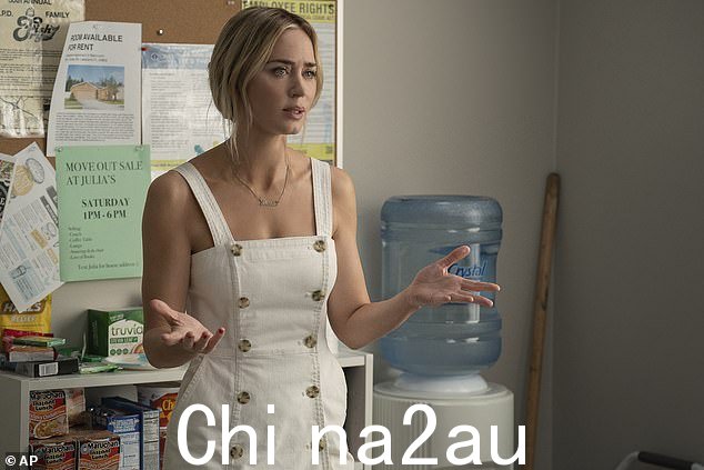 热情:相反,艾米丽 - 最近主演了新版本的痛苦骗子(如图) - 说她反而喜欢扮演一个有“秘密”的角色