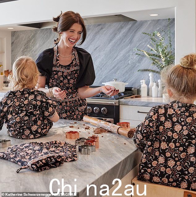家居用品:Cleobella x Katherine Schwarzenegger 合作款还包括围裙、烤箱手套、睡衣等