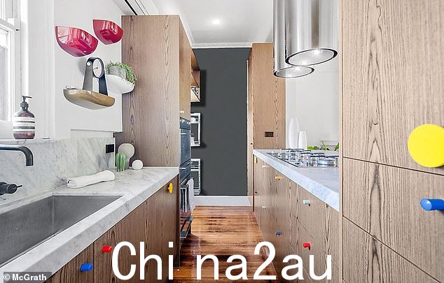 这对夫妇对舒适的顶层公寓进行了大规模翻新,包括对原来的厨房进行了精心改造。如图:翻新后的厨房配有两个烤箱