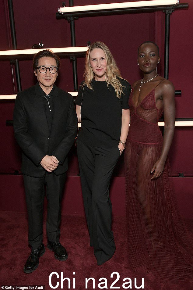 看起来不错:Ke Huy Quan、Emilie Cotter 和 Lupita 在这场奢华的活动中合影留念