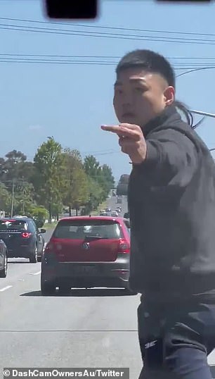 路霸很快就放弃了对后面的车大喊大叫的想法