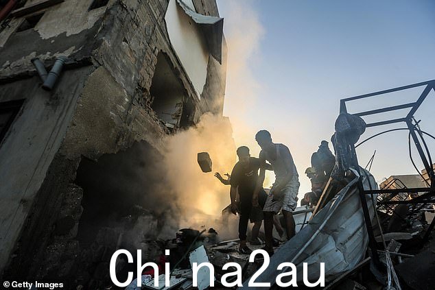 特拉维夫的报复行动,包括地面入侵该领土,据哈马斯控制的加沙卫生部称,已造成 9,000 多人死亡。图为:11 月 2 日,人们在汗尤尼斯的以色列空袭中搜寻被摧毁的建筑物