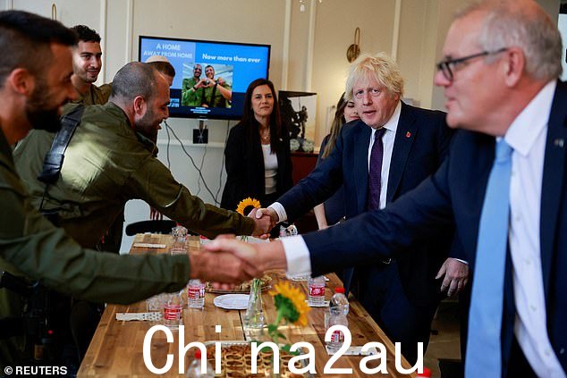英国前首相鲍里斯·约翰逊和澳大利亚前总理斯科特·莫里森在访问耶路撒冷期间会见英国以色列士兵