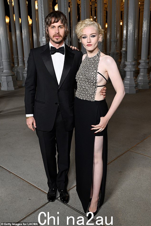 Loved-up:朱莉娅·加纳 (Julia Garner) 与丈夫马克·福斯特 (Mark Foster) 一起参加周五的 2023 年洛杉矶艺术博物馆艺术+电影晚会,看起来一如既往的迷人