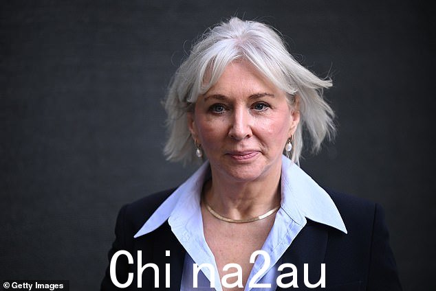 今天摘录中的其他令人惊讶的披露包括一些性披露,多里斯女士说这些内容经常被政敌用作勒索活动的一部分