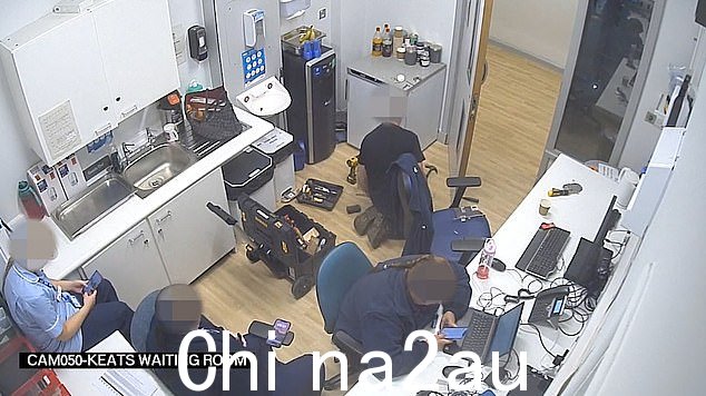 当麦克法兰先生计划自杀时,可以看到护士在滚动手机