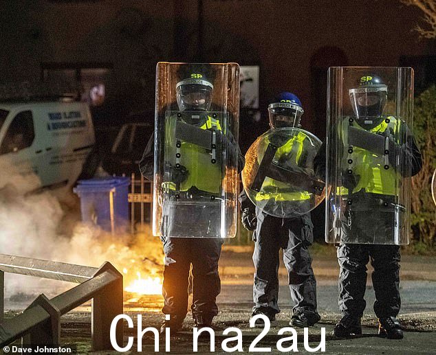 防暴警察在万圣节之夜出动,平息邓迪柯克顿地区的骚乱