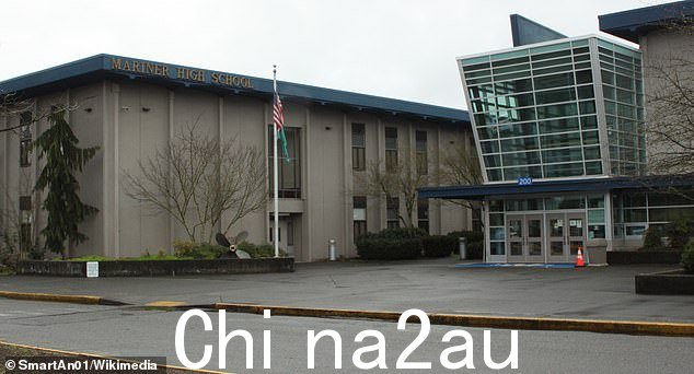 该地区另一所高中水手高中(如图)的教育者不同意 Kamiak 老师的观点,而是为这本书辩护