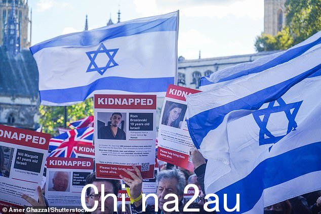 当抗议者聚集在一起唱以色列国歌 Hatikva 时,议会广场上响起动人的和平之歌 - 简单地翻译为“希望”