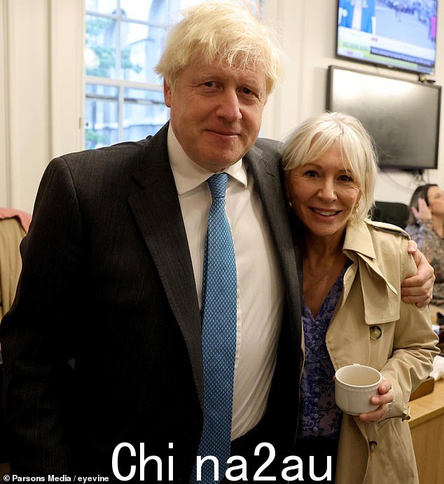图:纳丁·多里斯 (Nadine Dorries) 与鲍里斯·约翰逊 (Boris Johnson) 在唐宁街 10 号的最后一天
