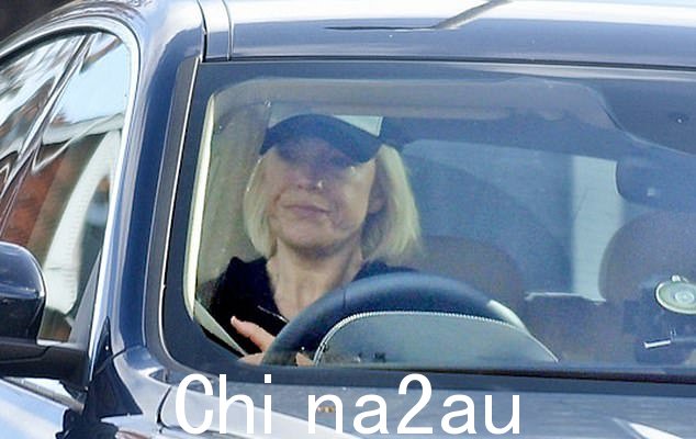 汉娜·沃丁汉姆 (Hannah Waddingham) 开着价值 100,000 英镑的玛莎拉蒂。