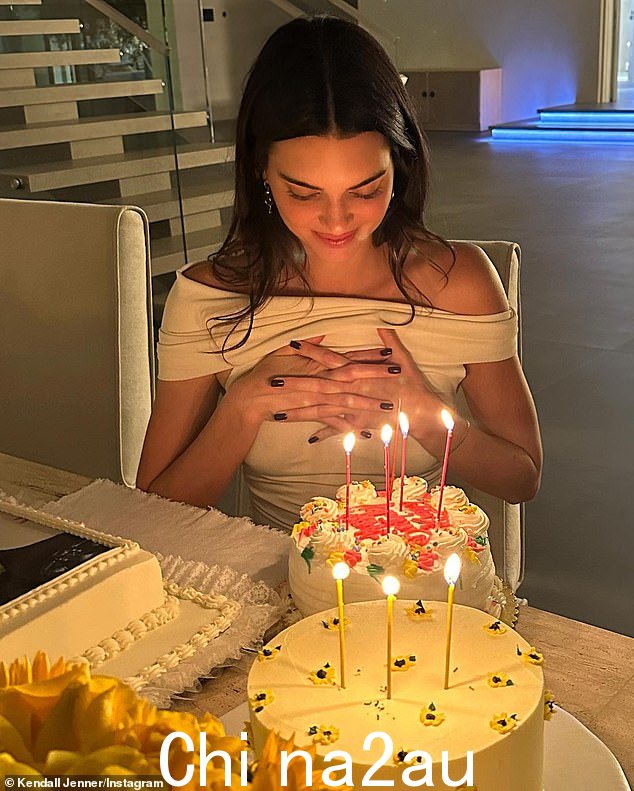MIA:克里斯没有收到女儿肯德尔·詹纳(如图)的任何公开致敬,女儿肯德尔·詹纳(如图)周五庆祝了她的 28 岁生日,也没有收到长子考特尼·卡戴珊的任何公开致敬,据报道,考特尼·卡戴珊也欢迎她周六的第四个孩子