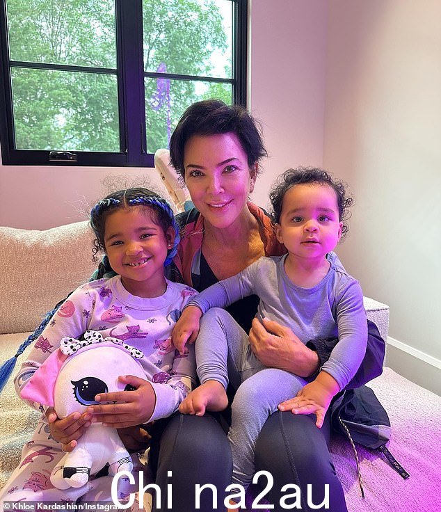 她的特殊日子!周日,克里斯·詹纳 (Kris Jenner) 的 68 岁生日拉开了她的 68 岁生日序幕,她的女儿科勒·卡戴珊 (Khloé Kardashian) 和她 13 个孙子中的三个在她价值 2000 万美元、1.6 万平方英尺的隐山 (Hidden Hills) 巨型豪宅中来访(周日发布)
