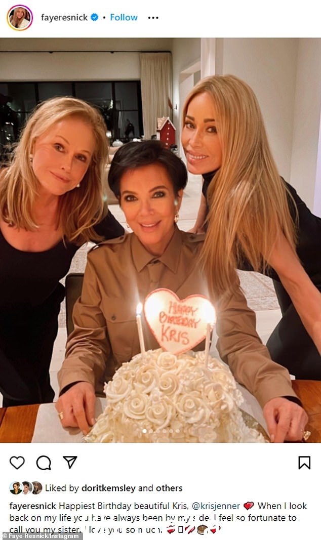'生日快乐,美丽的克里斯!' Faye Resnick - 最出名的是 O.J.辛普森谋杀案审判 - 分享了一张她和《比佛利山庄真正家庭主妇》的凯西·希尔顿 (Kathy Hilton) 站在 Safely 联合创始人和她的玫瑰冰生日蛋糕课堂上的照片=