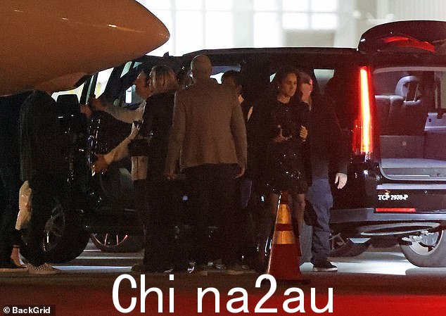 梅根·马克尔(右)在飞往拉斯维加斯后下车