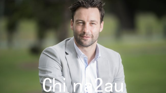 前吉朗 AFL 球员吉米·巴特尔周五在阿尔伯特公园追捕一名小偷,追回赃物。图片:Jason Edwards