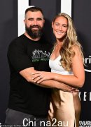 贾森·凯尔斯 (Jason Kelce) 的妻子凯莉·麦克德维特 (Kylie McDevitt) 分享了 4 岁女儿怀亚特 (Wyatt) 观看 NFL 的可爱视频，并开玩笑说她“只是另一个试图学习橄榄