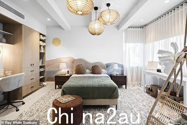 它打破了距 CBD 17 公里的 Bayside 郊区的纪录,该纪录是 2021 年 5 月耗资 310 万美元创下的 图:四间令人惊叹的卧室之一