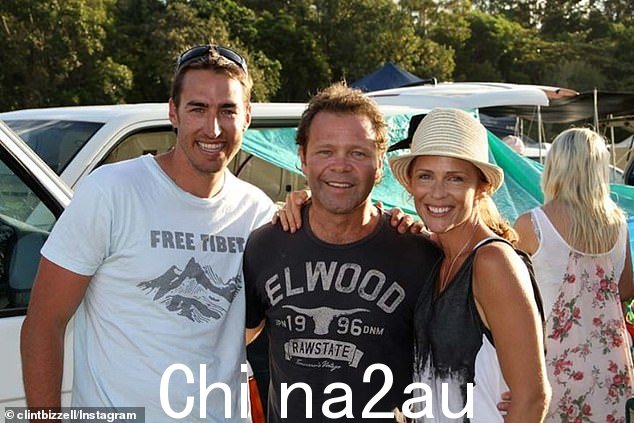 Bizzell(与他的妻子、澳大利亚乡村音乐明星 Troy Cassar-Daley 合影)在切除前列腺后获得了健康证明