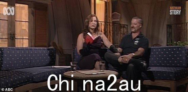 这位 58 岁的喜剧演员周一出现在《澳大利亚故事》节目中,讨论了 1998 年她对被定罪的罪犯马克·乔巴·里德 (Mark 'Chopper' Read) 进行臭名昭著的采访后,她的职业生涯如何受到巨大打击。图为