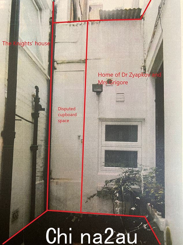 伦敦恩尼斯莫尔花园马厩住宅之间突出显示的有争议的蜘蛛网小橱柜