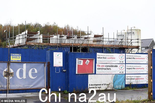 该村最初批准的计划包括建造 4,000 所房屋、四所学校(一所威尔士语小学、两所英语小学和一所中学)、一间医生诊所、社区礼堂、图书馆、体育设施和“就业空间”