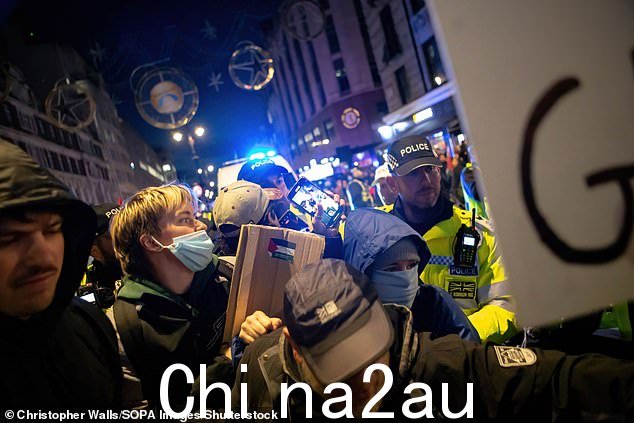 警察将示威者推回,因为他们试图阻止警车离开周末伦敦市中心的抗议现场