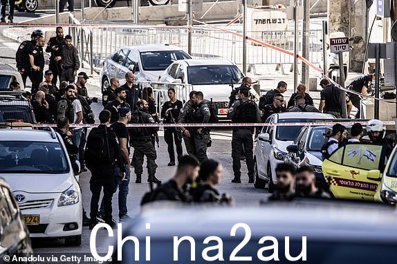 耶路撒冷 - 十一月06:2023 年 11 月 6 日,两名以色列警察在东耶路撒冷 Al-Sahira 门发生持刀袭击事件受伤后,以色列安全部队采取了强化安全措施。周一,两名以色列边境警察在被占领的东耶路撒冷发生持刀袭击事件中受伤,警察说。警方声明称,袭击嫌疑人已被枪杀。 (摄影:Mostafa Alkharouf/Anadolu,来自 Getty Images)