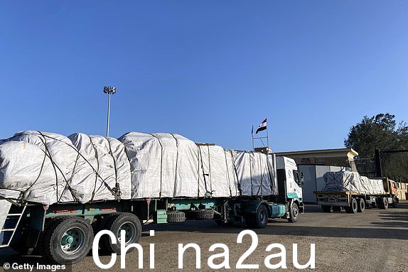 NORTH埃及西奈 - 11 月 6 日:2023 年 11 月 6 日,援助车队卡车在埃及拉法从埃及一侧穿过拉法边境。自疫情爆发以来10月7日,以色列和哈马斯爆发战争后,加沙和埃及边境的过境点受到严格限制,限制了进入加沙的援助车辆数量和可以离开的人员。 (摄影:Mahmoud Khaled/Getty Images)