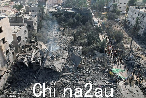 巴勒斯坦人聚集2023 年 11 月 6 日,在加沙地带中部代尔巴拉赫,以色列和巴勒斯坦伊斯兰组织哈马斯之间持续冲突,以色列袭击了一座房屋。REUTERS/Mohammed Fayq Abu Mostafa