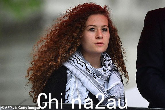 (FILES) 巴勒斯坦2019 年 5 月 11 日,活动家阿赫德·塔米米 (Ahed Tamimi) 在伦敦市中心举行的一次集会上等待发言,呼吁为巴勒斯坦人伸张正义,因为中东进一步战争的威胁日益加剧。以色列军队于 2023 年 11 月 6 日表示,已逮捕了著名人士22 岁的巴勒斯坦活动家阿赫德·塔米米 (Ahed Tamimi) 在被占领的约旦河西岸的一次突袭中。军方发言人告诉法新社,“阿赫德·塔米米因涉嫌在拉马拉附近的纳比萨利赫镇煽动暴力和恐怖活动而被捕”。 “塔米米被转移到以色列安全部队接受进一步审问。” (摄影:Daniel LEAL/法新社)(摄影:DANIEL LEAL/法新社,来自 Getty Images)
