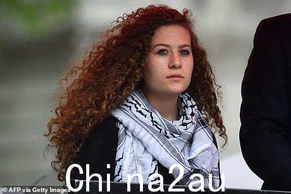 (FILES) 巴勒斯坦2019 年 5 月 11 日，活动家阿赫德·塔米米 (Ahed Tamimi) 在伦敦市中心举行的一次集会上等待发言，呼吁为巴勒斯坦人伸张正义，因为中东进一步战争的威胁日益加剧。以色列军队于 2023 年 11 月 6 日表示，已逮捕了著名人士22 岁的巴勒斯坦活动家阿赫德·塔米米 (Ahed Tamimi) 在被占领的约旦河西岸的一次突袭中。军方发言人告诉法新社，“阿赫德·塔米米因涉嫌在拉马拉附近的纳比萨利赫镇煽动暴力和恐怖活动而被捕”。 “塔米米被转移到以色列安全部队接受进一步审问。” （摄影：Daniel LEAL/法新社）（摄影：DANIEL LEAL/法新社，来自 Getty Images）