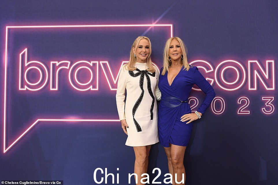 时尚达人:橙县真正的家庭主妇明星 Shannon Beador 穿着带有黑色蝴蝶结图案的白色迷你连衣裙,看起来很时尚