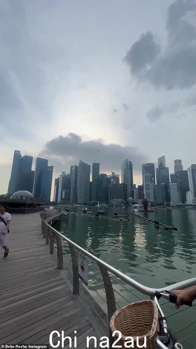 外出:几小时后,雨停后,Rehxa 和她的朋友骑自行车去观光