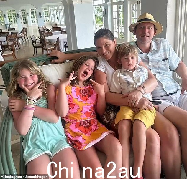 Jenna 和她结婚 15 年的丈夫 Henry Hager 育有三个孩子:十岁的米拉 (Mila)、八岁的波比 (Poppy) 和四岁的哈尔 (Hal)